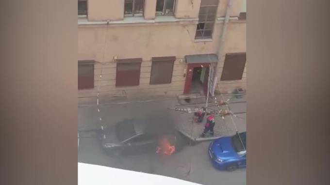 Видео: На улице Бакунина у иномарки вспыхнула дверь - piter.tv