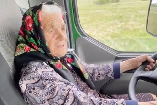 Опасный дрифт 90-летней женщины на грузовике попал в Сеть - vm.ru - Украина