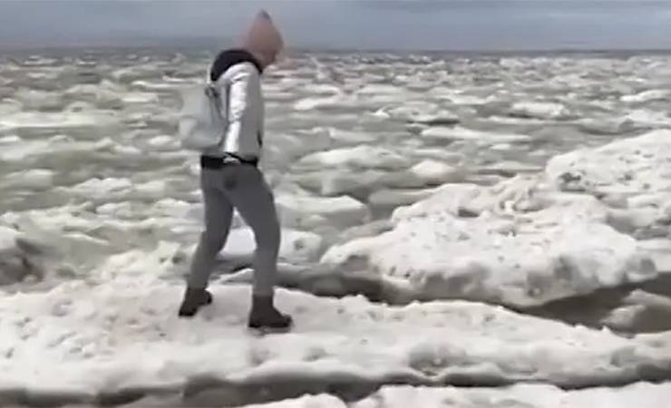 В Якутии женщина с двумя детьми решила попрыгать по дрейфующим льдинам — видео - gomel.today - респ. Саха