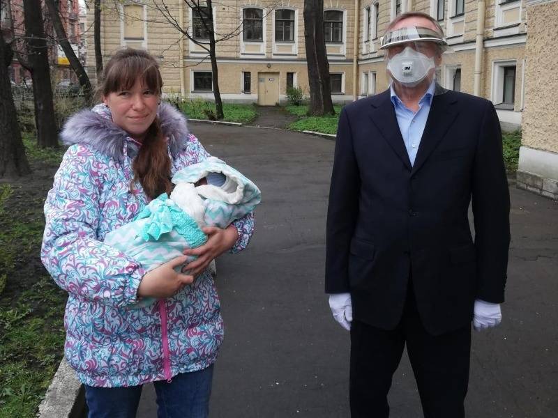 Александр Беглов - Борис Вишневский - Беглов не раздаст бесплатные маски петербуржцам, чтобы они не достались приезжим - sobesednik.ru - Санкт-Петербург