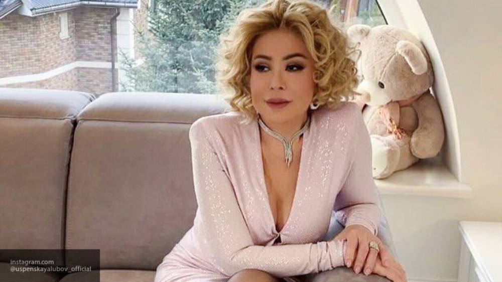Любовь Успенская - "Бесконечно молода": Успенская в белом пальто ошеломила фанатов - nation-news.ru - Россия