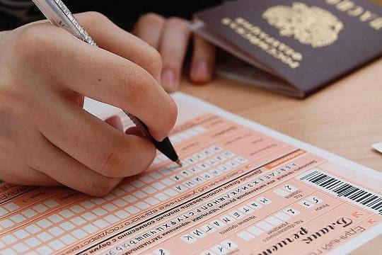 Дмитрий Глушко - Только два предмета ЕГЭ нужно будет сдать выпускникам в этом году - versia.ru - Россия