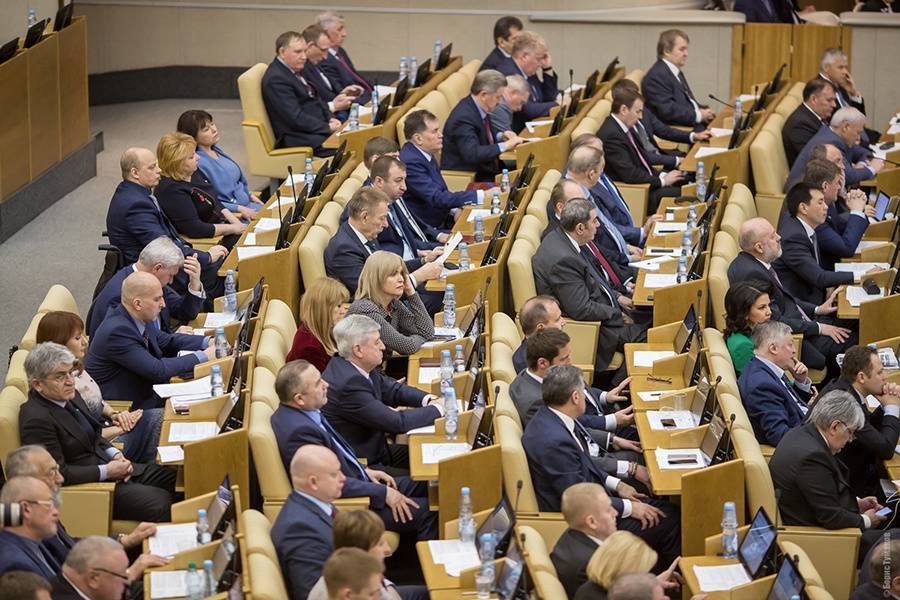 Вячеслав Володин - Андрей Макаров - Депутаты Госдумы начали носить значки в виде креста для «отпугивания» вируса - theins.ru - Россия