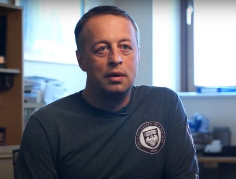Дмитрий Быков - Константин Сонин - Константин Сонин: Изымать рублевые вклады бессмысленно, с долларами все сложнее - sobesednik.ru - Россия