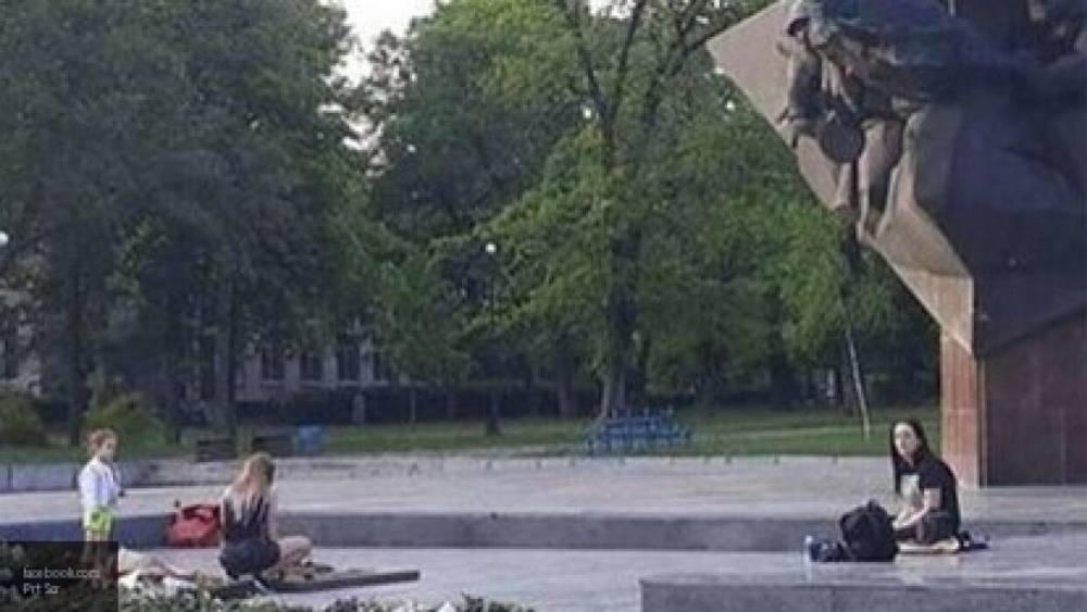 Две девушки решили устроить пикник у Вечного огня на Украине - nation-news.ru - Украина