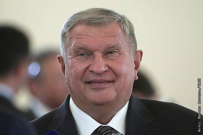 Владимир Путин - Дмитрий Песков - Игорь Сечин - Михаил Метцель - "Ведомости" узнали, что Сечина оставят главой "Роснефти" еще на пять лет - interfax.ru - Москва