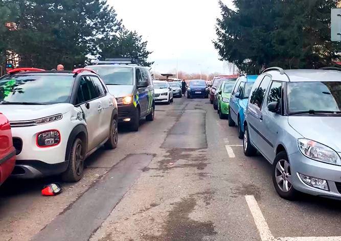 В Праге водитель грузовика повредил 13 припаркованных машин - vinegret.cz - Чехия - Прага