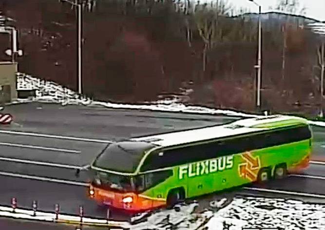 В Чехии автобус FlixBus развернулся на автомагистрали: видео - vinegret.cz - Чехия