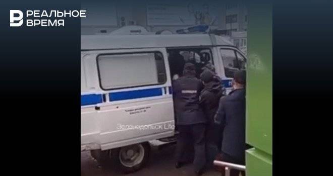 В Зеленодольске полицейские вновь жестко задержали местного жителя без маски — видео - realnoevremya.ru - Зеленодольск