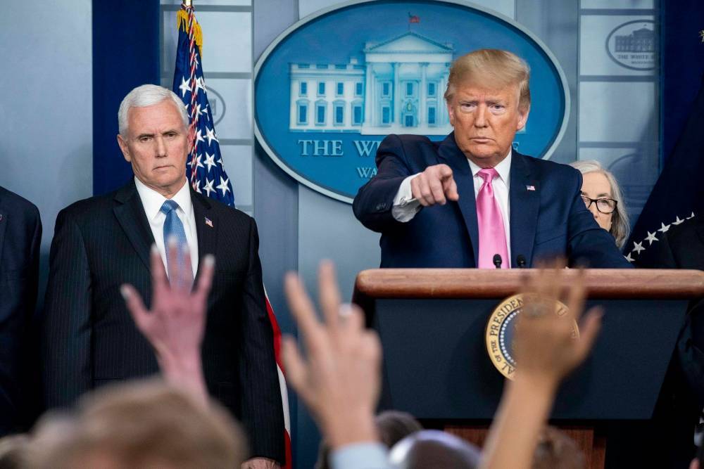 Дональд Трамп - Майк Пенс - Трамп рассказал, что скучает по отправившемуся в самозоляцию Пенсу - vm.ru - США