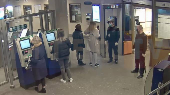 В Петербурге пассажиров без масок не пускают в метро - piter.tv - Санкт-Петербург