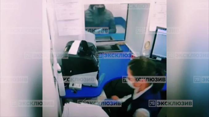 Неизвестный в медицинской маске пригрозил взорвать банк на Большевиков - piter.tv - Украина - Санкт-Петербург - р-н Невский