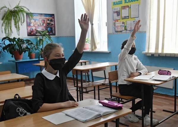 Заслуженный учитель России заявил о невозможности 100%-го выполнения школами рекомендаций Роспотребнадзора - govoritmoskva.ru - Москва - Россия