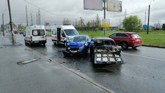 В массовом ДТП на проспекте Солидарности пострадали водитель и пассажир "Жигулей" - piter.tv - Санкт-Петербург