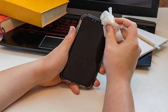 Эксперты рассказали о правилах дезинфекции гаджетов - versia.ru
