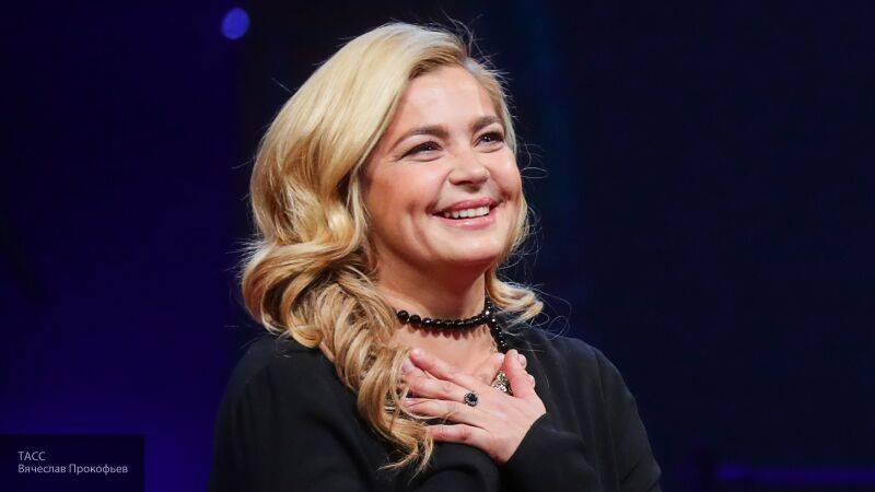 Ирина Пегова - Ирина Пегова работала на даче в розовых мини шортах и круглых очках, позабыв об имидже - nation-news.ru