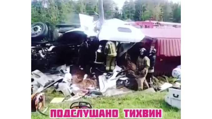 В Тихвине фура врезалась в столб перед памятником самолету - piter.tv - Санкт-Петербург - Вологда