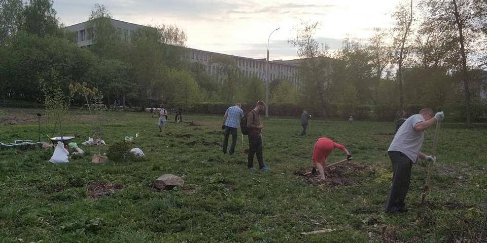 Жители Екатеринбурга высадили деревья, власти обвинили их в экстремизме - ruposters.ru - Екатеринбург - Уральск