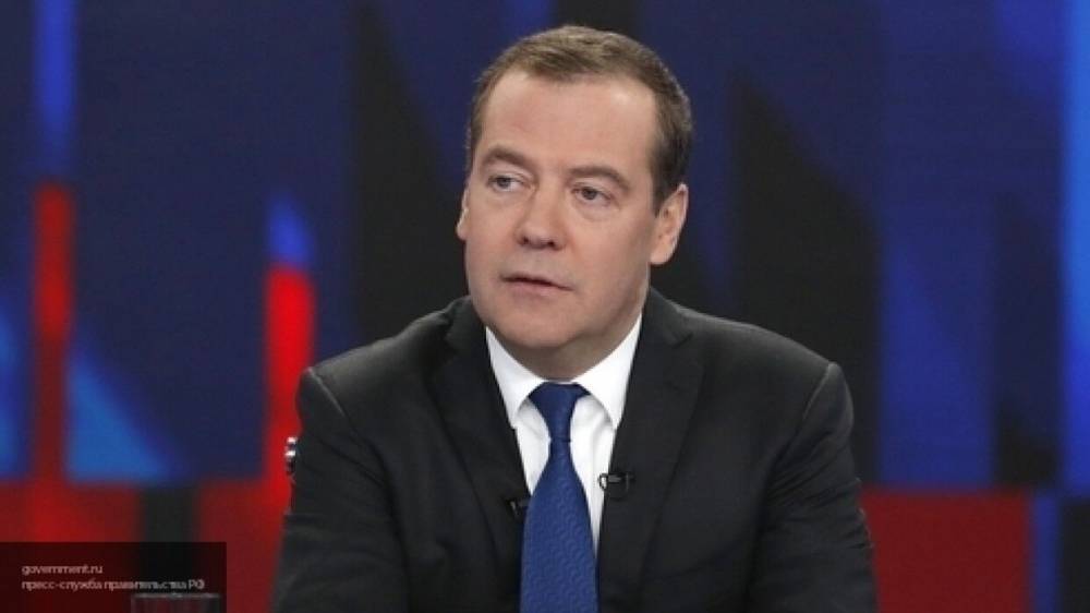 Дмитрий Медведев - Партия "Единая Россия" собрала более 400 млн рублей на борьбу с COVID-19 в РФ - polit.info - Россия