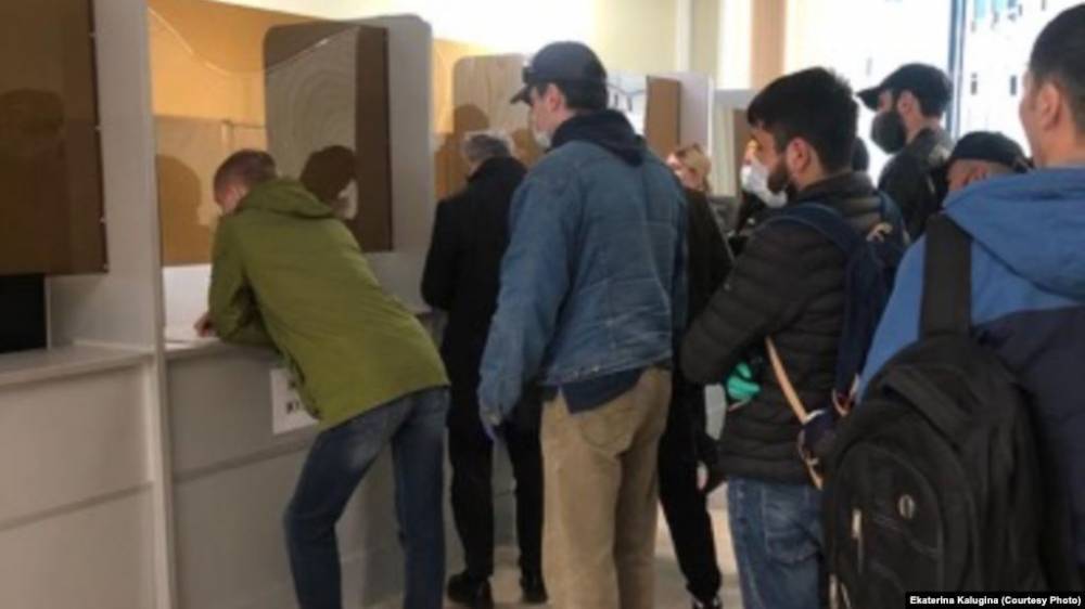 В Москве очереди из нарушителей самоизоляции - newsland.com - Москва