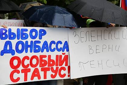 Владимир Зеленский - Алексей Чеснаков - В России оценили отказ Украины закрепить особый статус Донбасса в Конституции - lenta.ru - Россия - Украина - Луганская обл. - Донецкая обл.