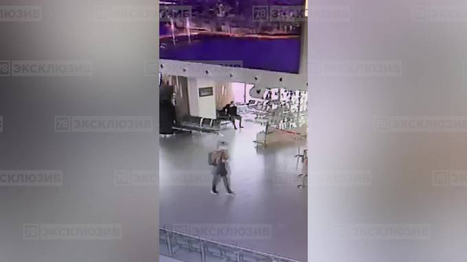На видео попала кража ноутбука из сумки пассажирки Пулково - piter.tv - Москва - Россия - Петербурга - окр.Сзфо