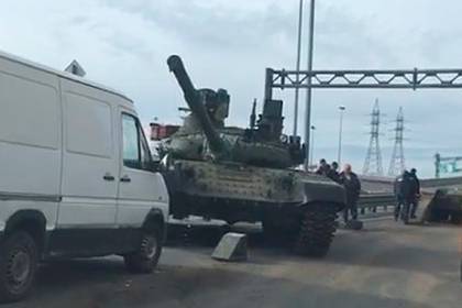 На трассе в Петербурге уронили танк - lenta.ru - Санкт-Петербург - Казань - Омск - Курск