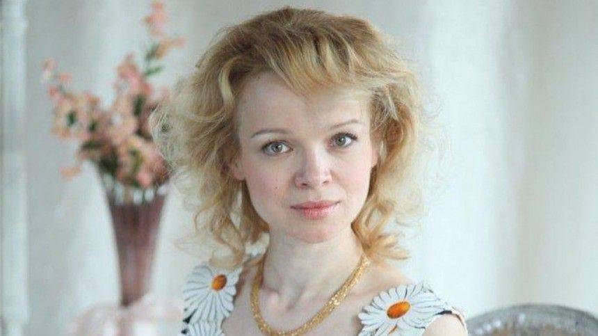 Армен Джигарханян - Виталина Цымбалюк-Романовская - Цымбалюк-Романовская элегантно прикрыла грудь сонатами Шопена — фото - 5-tv.ru