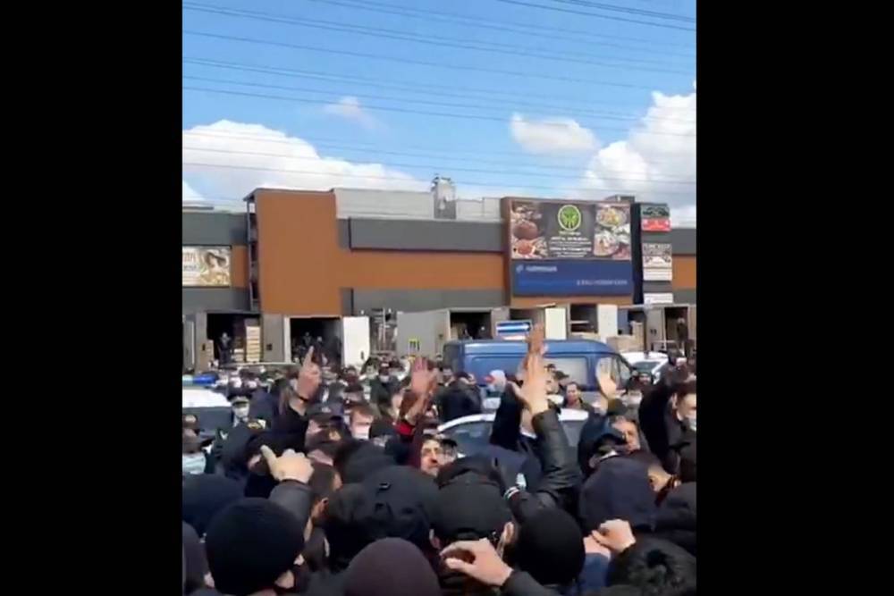 СМИ: в Москве сотни мигрантов устроили акцию протеста - mk.ru - Москва