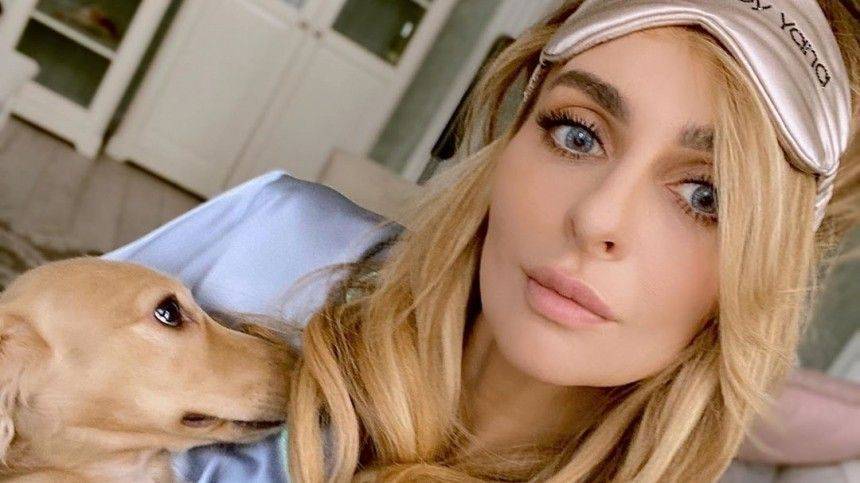 Екатерина Варнава - «Гармонируете»: Елка заключила в объятия собаку Варнавы - 5-tv.ru