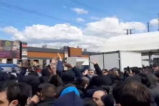 Мигранты устроили беспорядки на московском рынке «Фуд Сити» - versia.ru - Москва