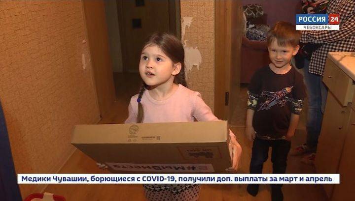 Чувашским школьникам из многодетных семей подарили ноутбуки - vesti.ru - Россия - респ. Чувашия