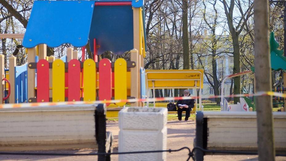 Михаил Ведерников - Псковские власти разрешили прогулки с детьми и богослужения на улице - dp.ru - Псковская обл.