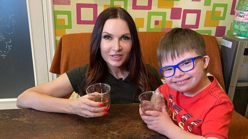 Эвелина Бледанс - «Любим пасту есть и щетку грызть»: Бледанс показала, как сын учится чистить зубы - 5-tv.ru