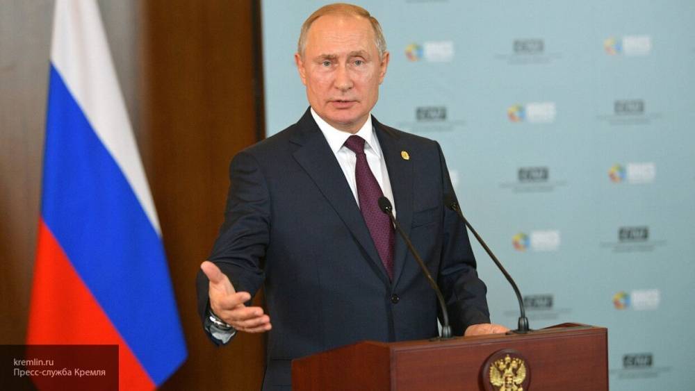 Владимир Путин - Путин призвал обеспечить для россиян старше 65 лет продолжение режима самоизоляции - politros.com - Россия