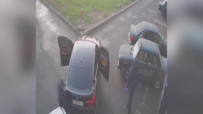 Появилось видео того, как сотрудник автосервиса в Петербурге сокрушил грабителей - piter.tv - Санкт-Петербург