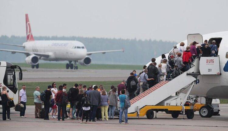 Евгений Дитрих - В Минтрансе объяснили отказ от дистанцирования пассажиров в самолетах - newtvnews.ru