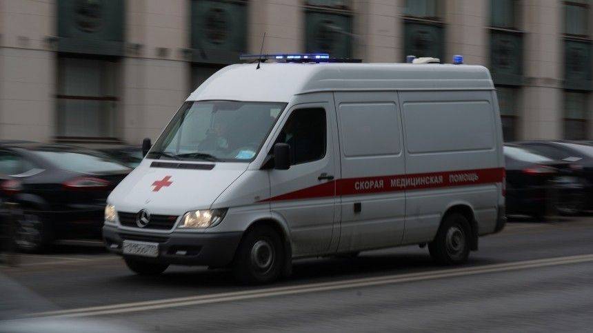 Видео из детской больницы Петербурга, где охранник порезал своего коллегу (18+) - 5-tv.ru - Санкт-Петербург