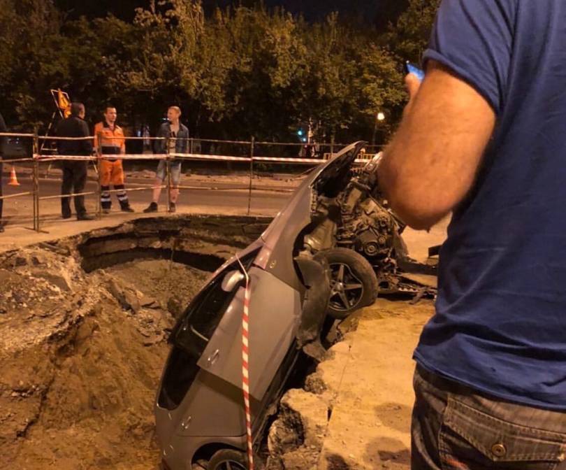 В Кемерове автомобиль провалился в яму на Молодёжном проспекте - gazeta.a42.ru - Кемерово
