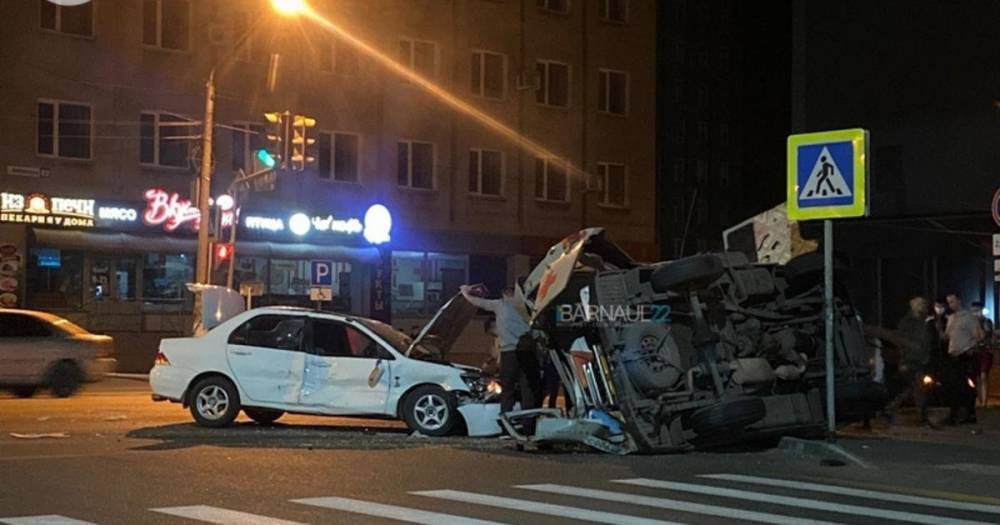 Два врача пострадали после страшного ДТП со скорой помощью в Барнауле - ren.tv - Барнаул