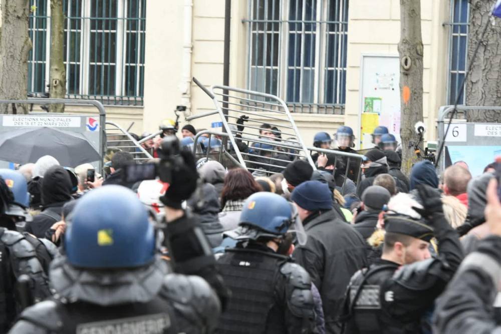 Во Франции возобновились протесты желтых жилетов - Cursorinfo: главные новости Израиля - cursorinfo.co.il - Израиль - Франция - Протесты