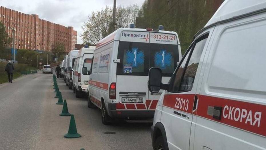 В Смольном объяснили скопление скорых у больницы №122 на проспекте Культуры - dp.ru