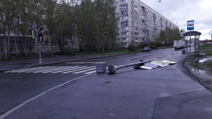 Ветер повалил светофор на перекрестке Есенина и Сиреневого - piter.tv - Санкт-Петербург