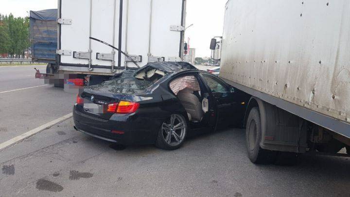 В Воронеже БМВ смяло между фурами: два человека в тяжёлом состоянии - moe-online.ru - Москва - Воронеж