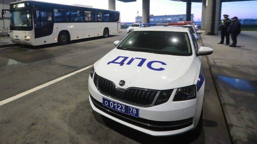 Бесстрашный сотрудник автосервиса на «Жигулях» протаранил авто грабителей — эпичное видео - 5-tv.ru - Санкт-Петербург