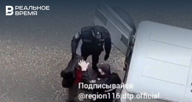 В Казани на пьяного мужчину, которого полицейский грубо затолкал в патрульную машину, завели уголовное дело - realnoevremya.ru - Казань