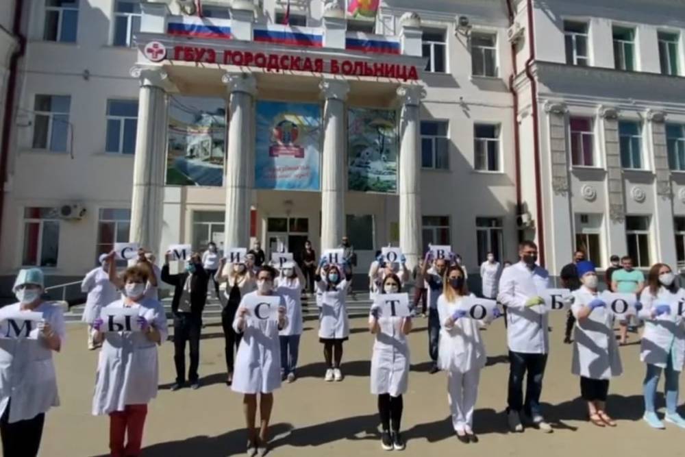 Сергей Смирнов - Анна Минькова - Армавирские медики вступились за главврача, уволенного после невыплат - mk.ru - Армавир