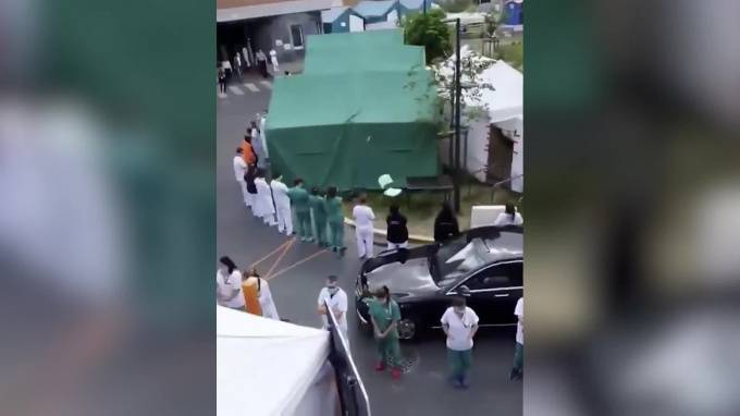 Софи Вильмес - Бельгийские медики сделали "коридор позора" для приехавшего премьера - piter.tv - Бельгия