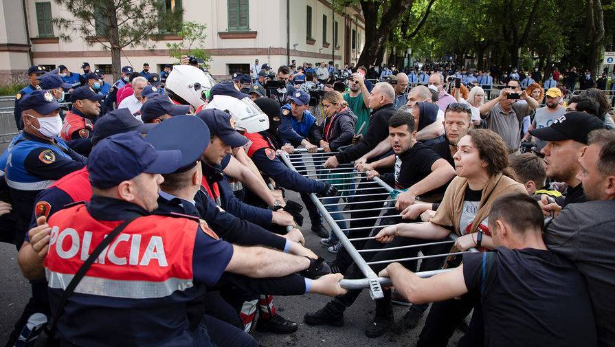 Эди Рам - Жену президента Албании задержали на акции против сноса Национального театра - gazeta.ru - Албания