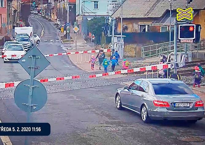 В Праге воспитательницы повели детей через переезд на красный свет: видео - vinegret.cz - Прага